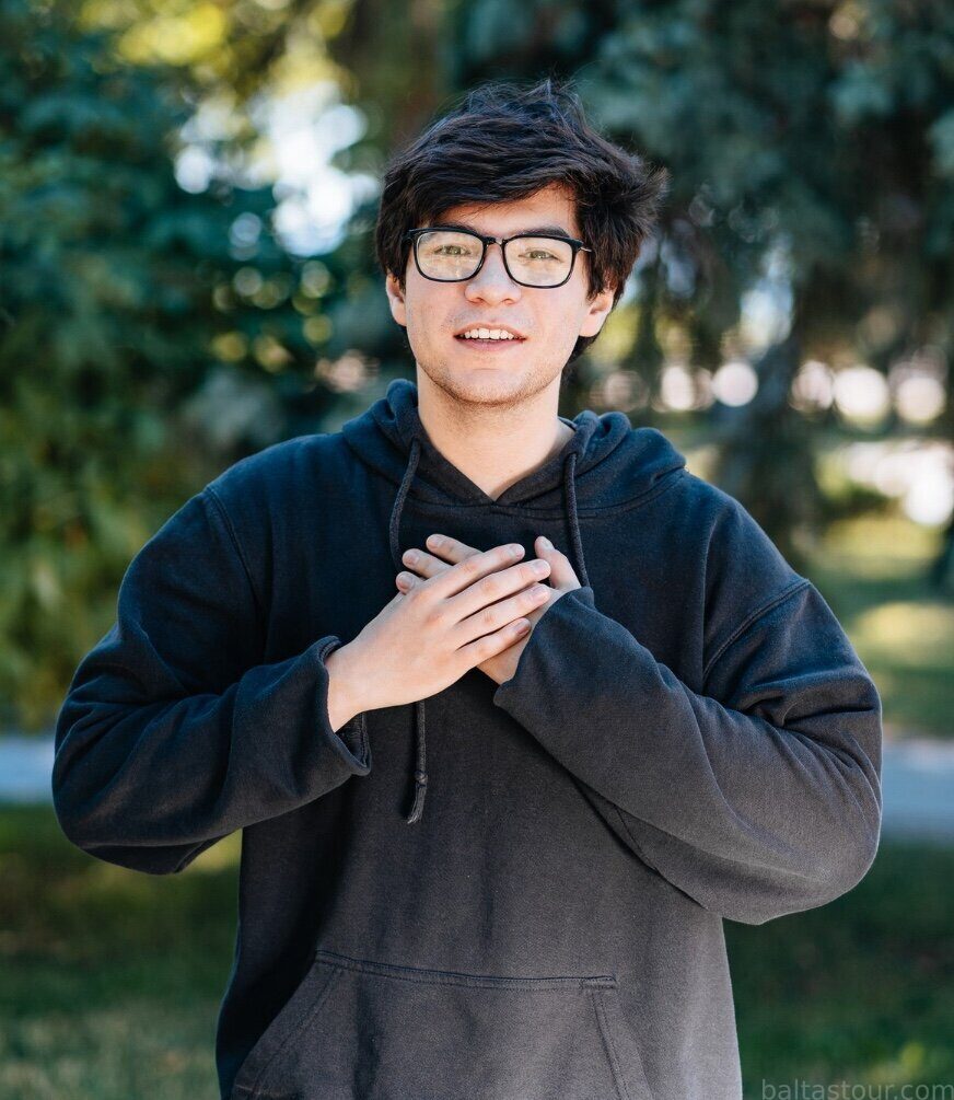 portrait-happy-young-male-student-with-glasses-casual-outfit-posing-park_1